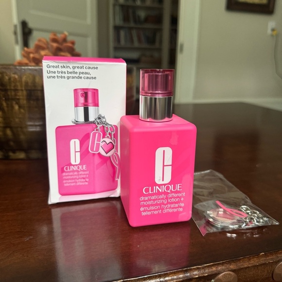 Clinique Pink Moisturizing Lotion with Charm DDML+ Breast Cancer Awareness 💗 - Picture 1 of 2